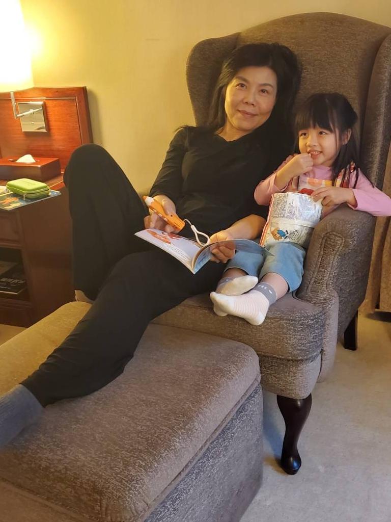 奶奶與 Nina 在飯店閱讀英文小書