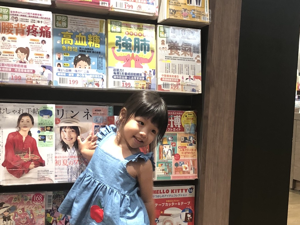 Nina 在書店選書