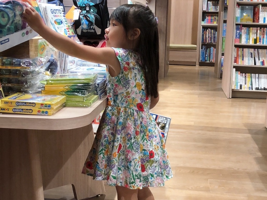 Nina 在誠品書店看書