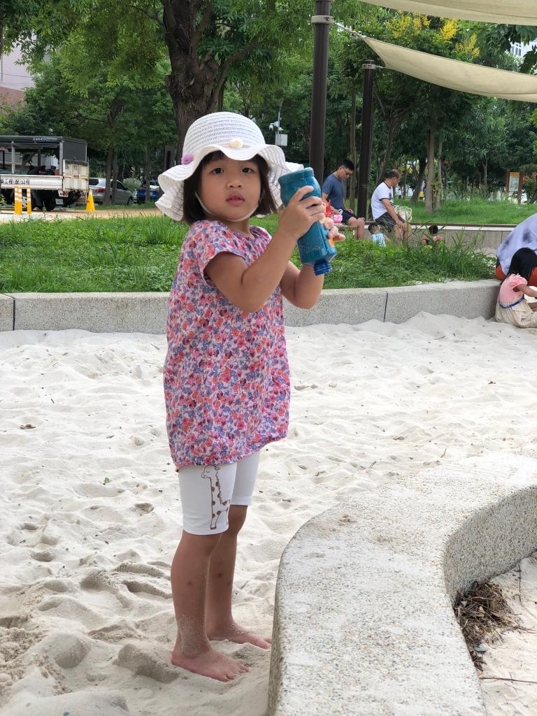 四歲左右穿著變成五分褲長度的 Nina